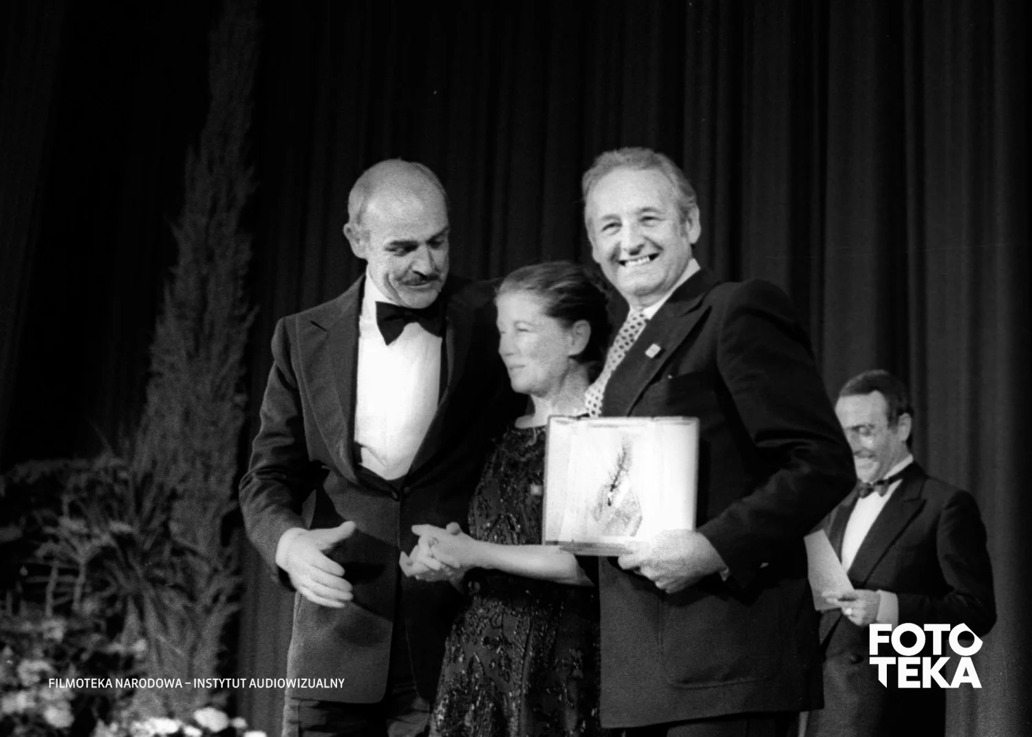 Andrzej Wajda odbierający Złotą Palmę w Cannes za film „Człowiek z żelaza” w 1981 roku. Na zdjęciu na zdjęciu: Sean Connery, Krystyna Zachwatowicz, Andrzej Wajda, fot. Kośnik Jerzy/Filmoteka Narodowa