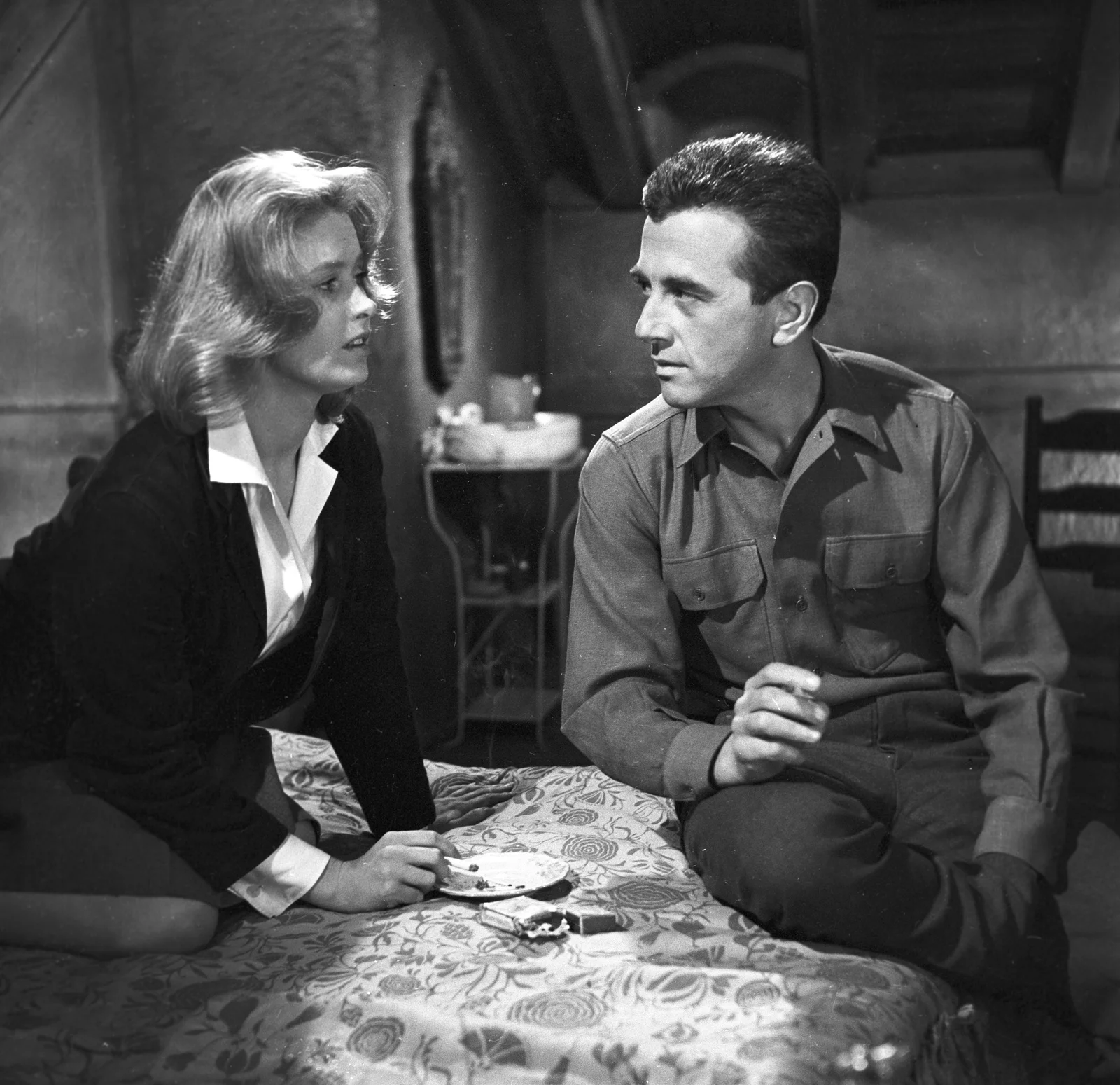 Kadr z filmu „Naprawdę wczoraj” w reż. Jana Rybkowskiego, 1963 r., na zdj. Beata Tyszkiewicz i Andrzej Łapicki, fot. Jerzy Troszczyński/FINA