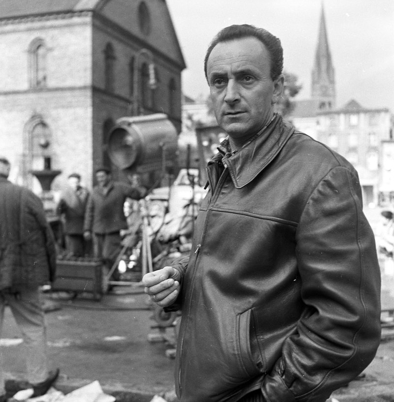 Wilhelm Hollender, kierownik produkcji, podczas zdjęć do filmy "Prawo i pięść", fot. Jerzy Troszczyński/FINA