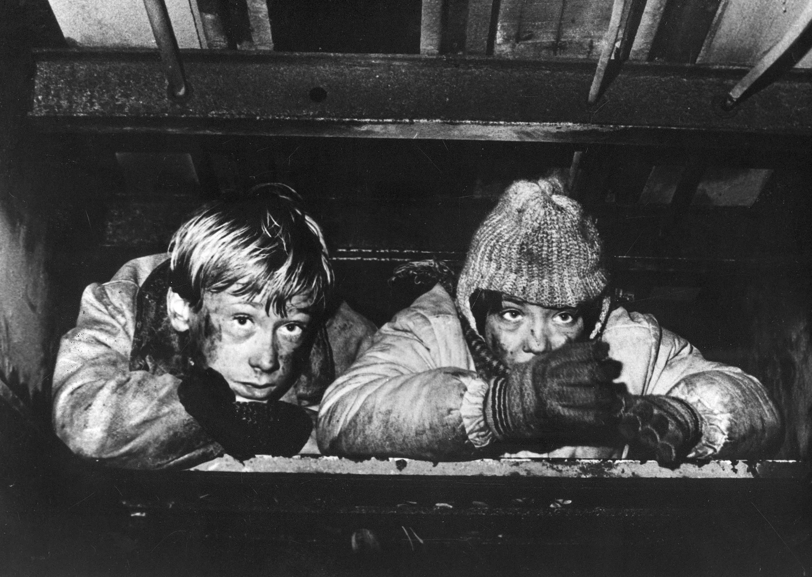 Kadr z filmu Macieja Dejczera "300 mil do nieba": od lewej Rafał Zimowski, Wojciech Klata, Fototeka FINA/WFDiF