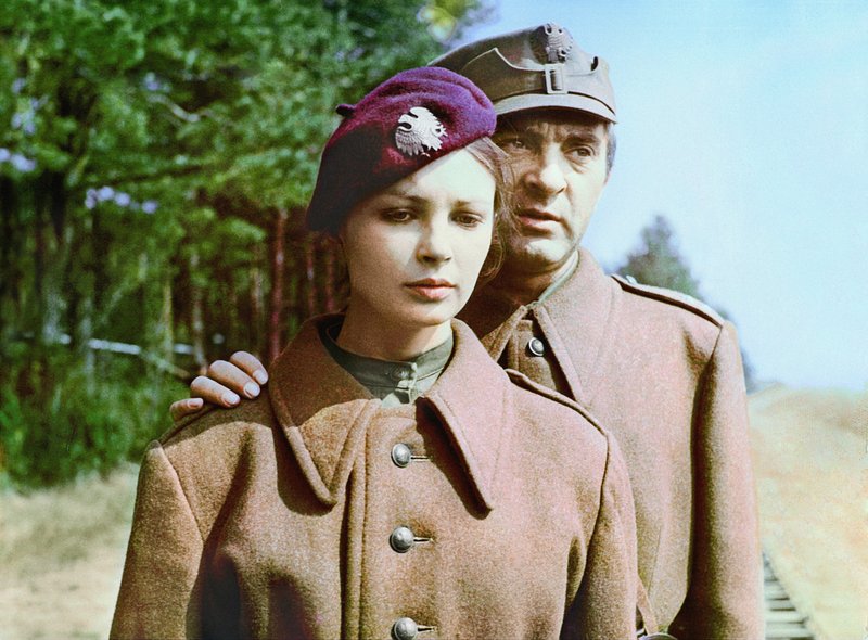 Kadr z filmu „Do krwi ostatniej” z roku 1978 w reż. Jerzego Hoffmana. Na zdjęciu Anna Dymna i Jerzy Trela/FINA