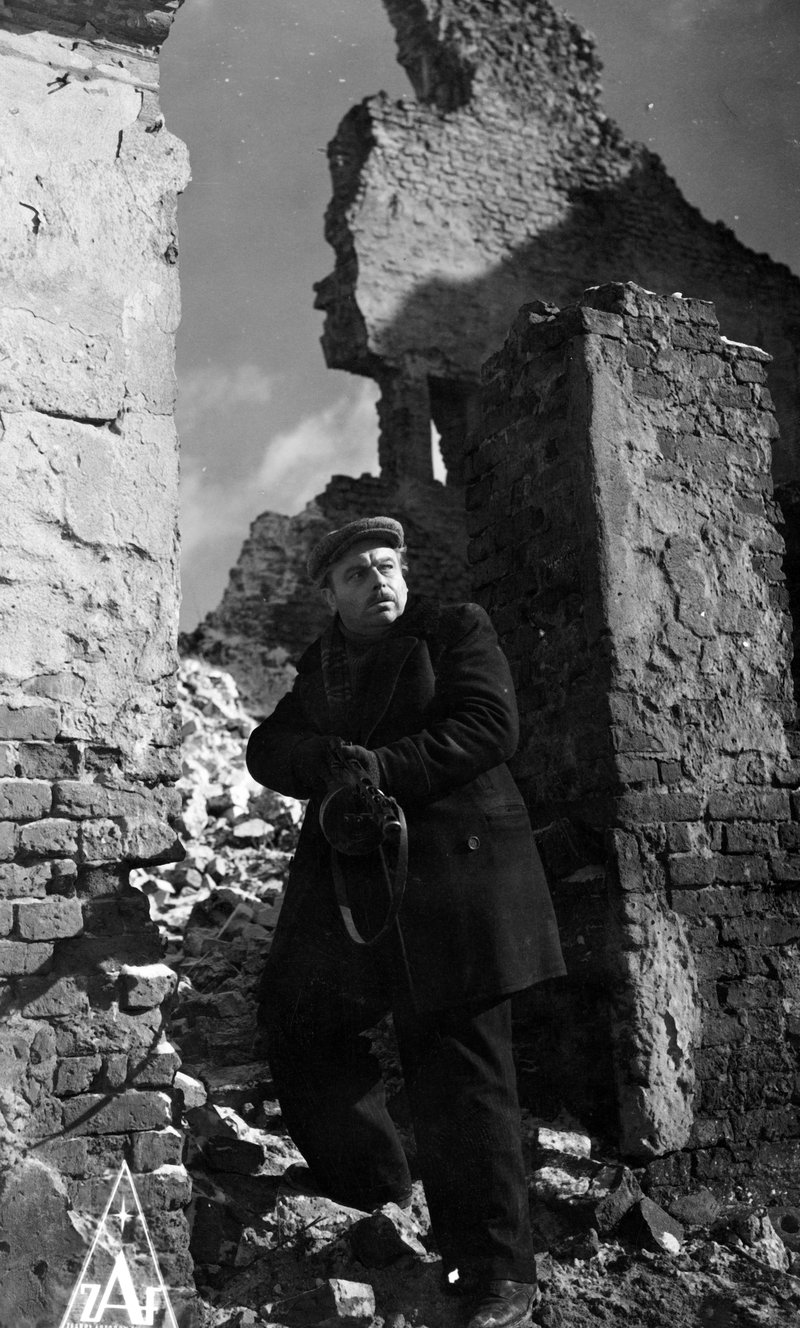 Fotos z filmu „Miasto nieujarzmione”, 1950, w reż. Jerzego Zarzyckiego; fot: Wojciech Urbanowicz/Fototeka FINA/WFDiF