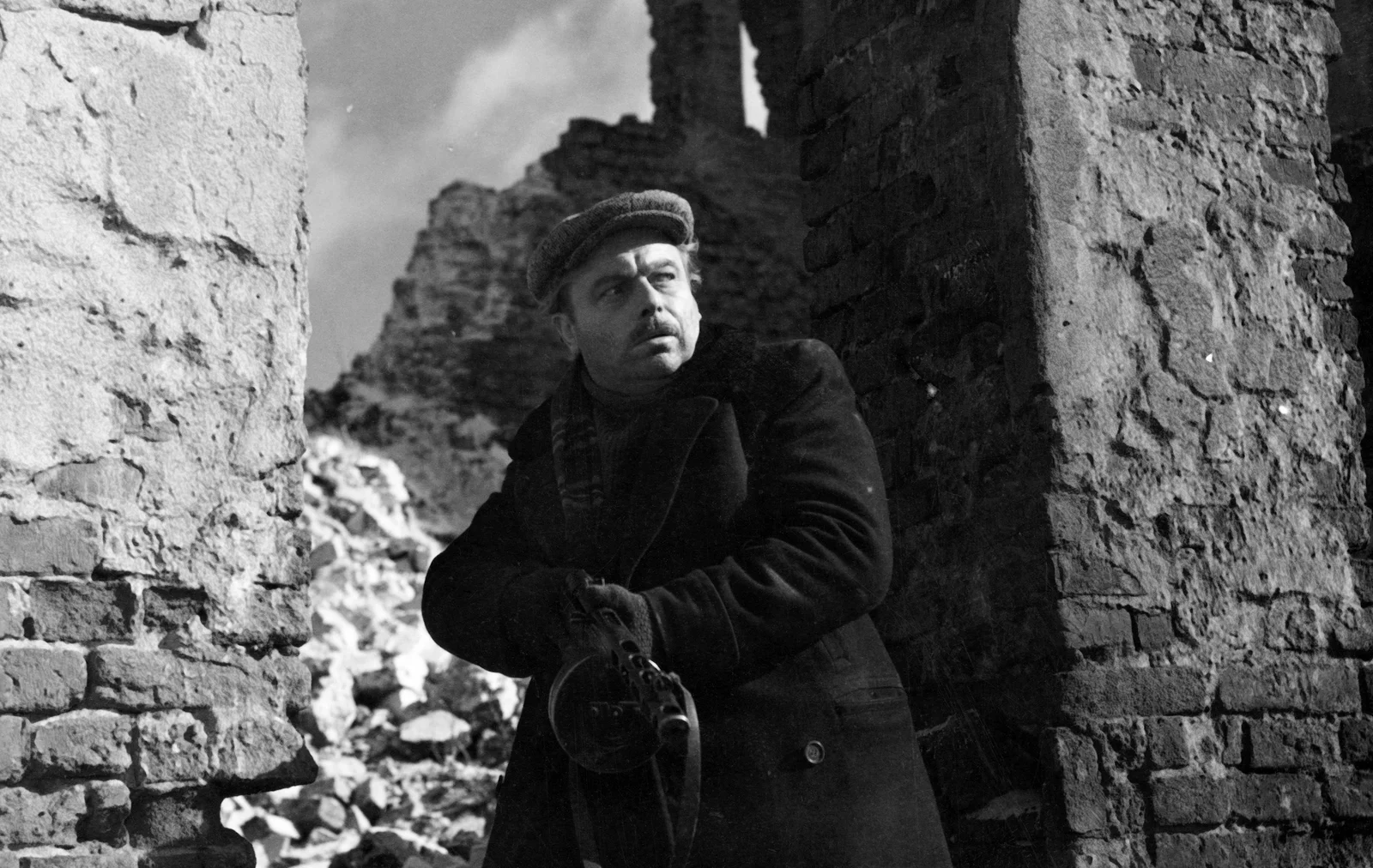 Scena pojawia się zarówno w filmie "Miasto nieujarzmione", jak i "Robinson warszawski". Na zdjęciu Jan Urbanowicz. Fot. Wojciech Urbanowicz/Fototeka FINA/WFDiF