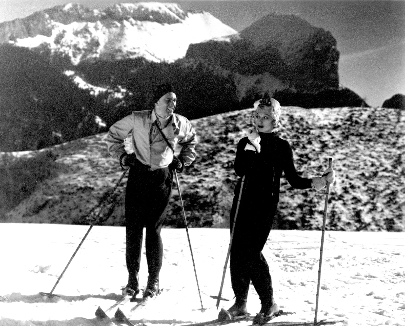 Kadr z filmu „Sportowiec mimo woli” z roku 1939 w reż. Mieczysława Krawicza, na zdj. Ina Benita i Aleksander Żabczyński/FINA