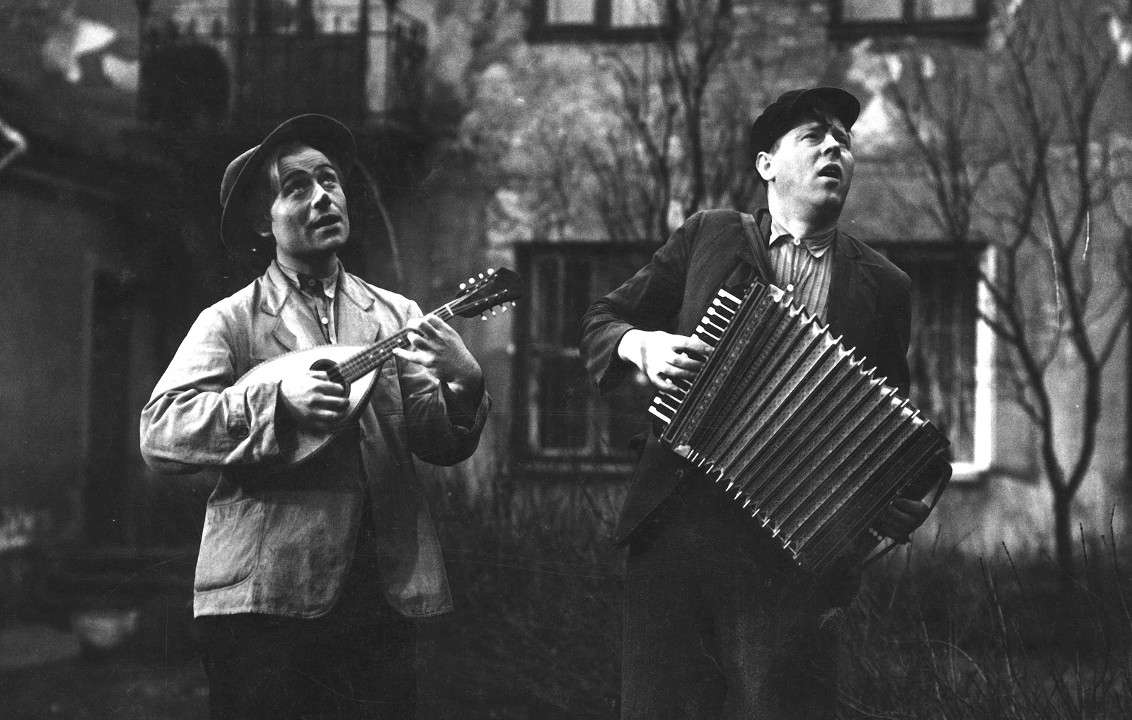 Fotos z filmu Michała Waszyńskiego "Włóczęgi" (1939): Henryk Vogelfänger i Kazimierz Wajda jako Tońko i Szczepko, fot. Leonard Zajączkowski/Fototeka FINA