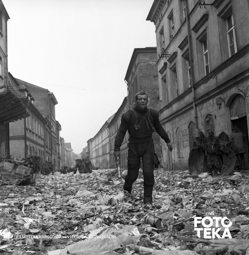 Andrzej Seweryn w scenie filmu "Na srebrnym globie" Piotra Szulkina, fot. Stefan Kurzyp/Filmoteka Narodowa
