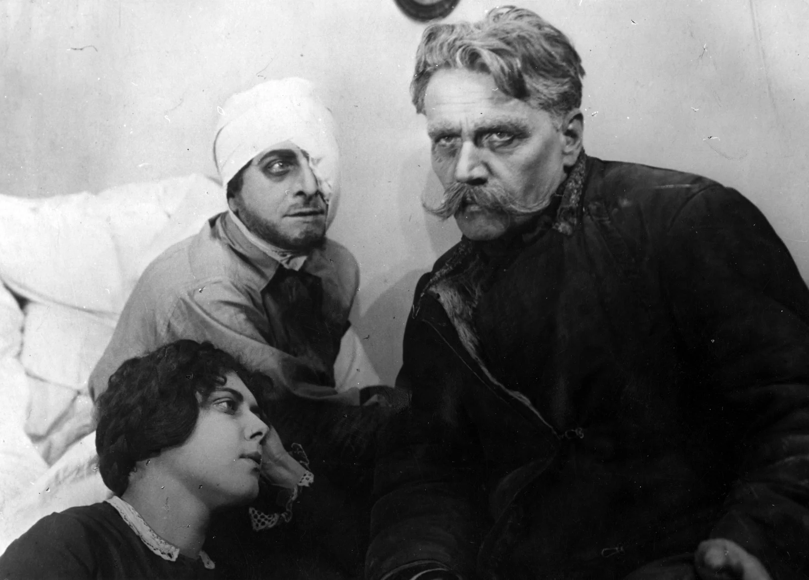 Kadr z filmu „Rok 1863”, reż. Edward Puchalski, 1922 r., na zdj. Maria Hryniewicz, Ryszard Sobiszewski, Stanisław Hryniewiecki/FINA