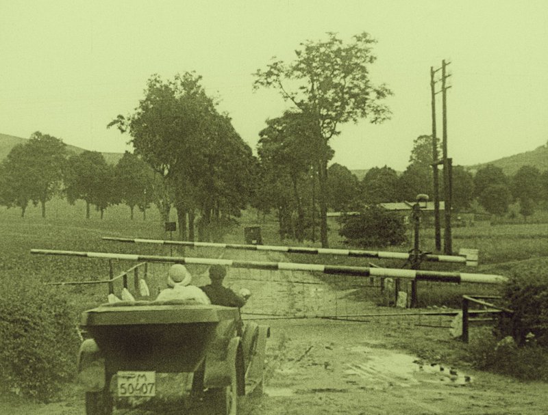Kadr z filmu „Zew morza” z roku 1927, reż. Henryk Szaro - fragment taśmy barwionej na zielono/FINA
