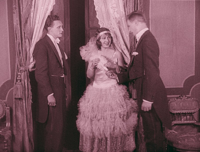 Kadr z filmu „Zew morza” z roku 1927, reż. Henryk Szaro - fragment taśmy barwionej na czerwono/FINA