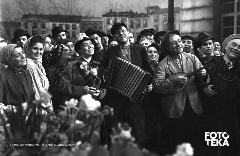 Fotos z filmu Michała Waszyńskiego "Włóczęgi" (1939): Helena Zarembina (z kwiatami), Kazimierz Wajda (z harmonią), Henryk Vogelfänger (z mandoliną) i Stefan Szczuka (z prawej), fot. Leonard Zajączkowski/Fototeka FINA