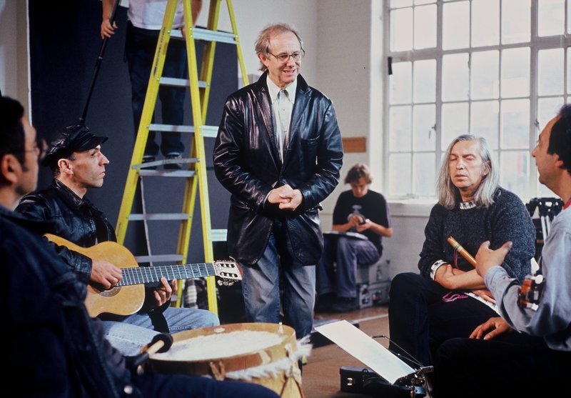 Ken Loach (w środku) w filmie „11.09.01”