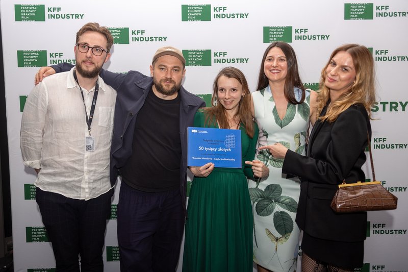 Komisja FINA (Bartosz Pilecki, Aleksandra Ryży i Magdalena Uchaniuk) i twórcy filmu „Teoria przetrwania” (reżyser Paweł Chorzępa i producentka Joanna Chorzępa) z nagrodą, fot. KFF