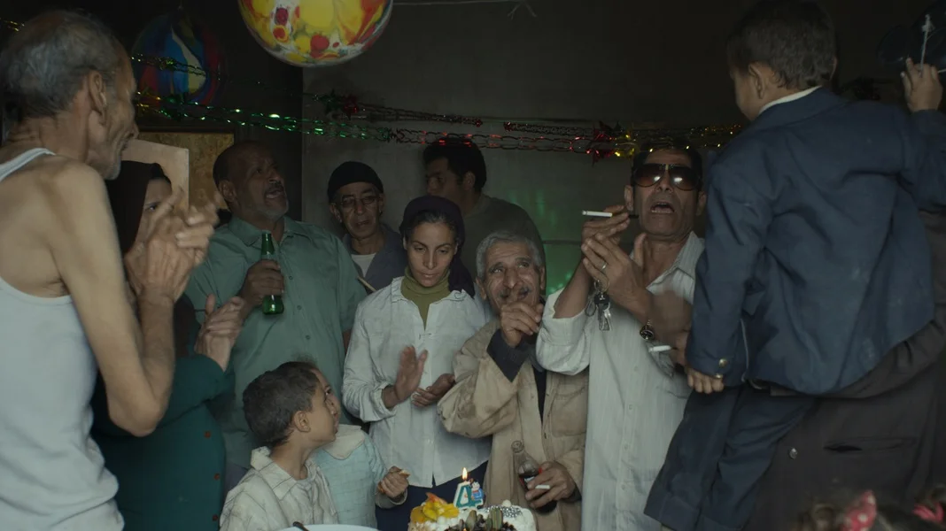 kadr z filmu „Pióra, reż. Omar el Zohairy