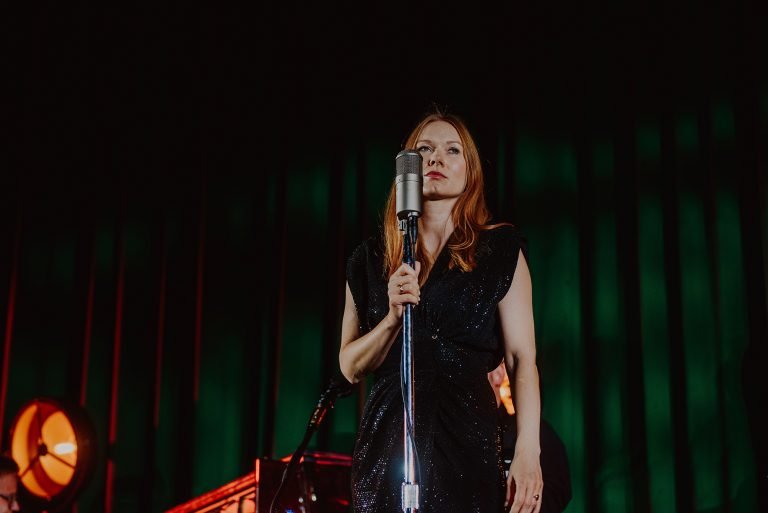 Katarzyna Dąbrowska, koncert Kobiety drugiego korpusu | Retroteka #11, fot. FINA