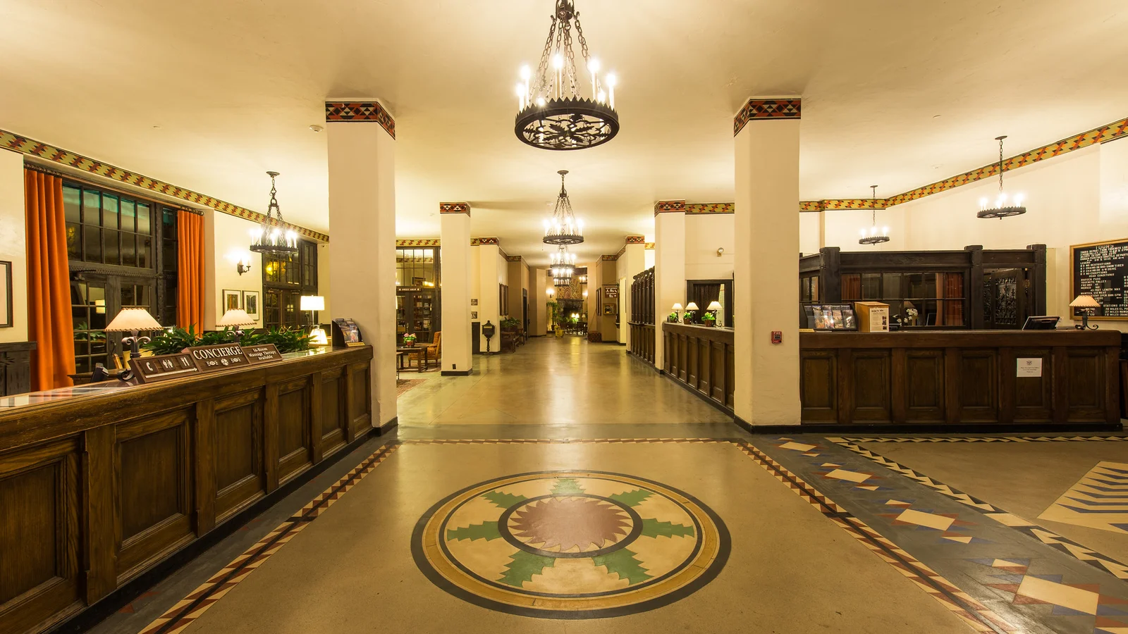 Lobby hotelu Ahwahnee, który był pierwowzorem hotel Overlook w „Lśnieniu” Stanleya Kubricka, fot. Justin Kern, flickr, CC BY-NC-ND 2.0 Deed