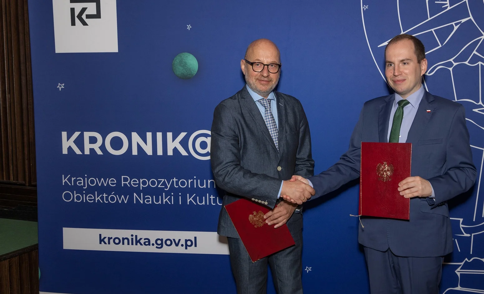 dyrektor FINA Robert Kaczmarek (z lewej) i wiceminister cyfryzacji Adam Andruszkiewicz w czasie konferencji w Kinie Iluzjon