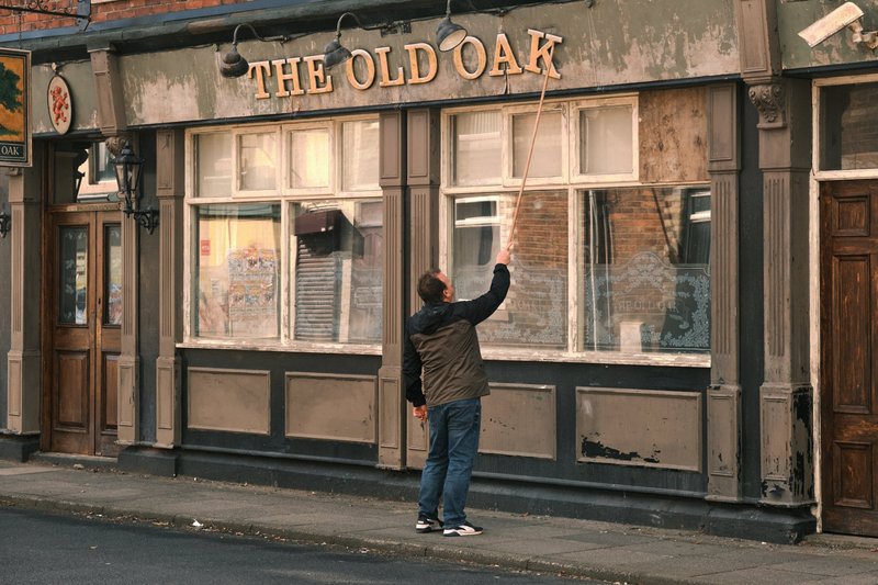 kadr z filmu „The Old Oak”, reż. Ken Loach