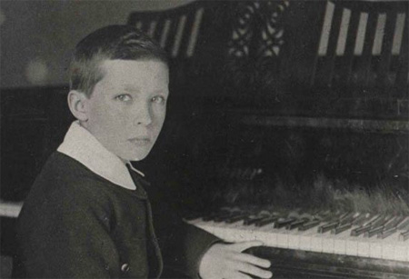Sześcioletni Witold przy pianinie, fotografia z archiwum Krystyny Witkowskiej